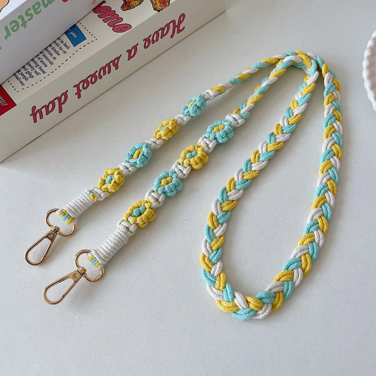 🎀 Lanyard con flor tejida – Correa cruzada cute con parche reemplazable y llavero