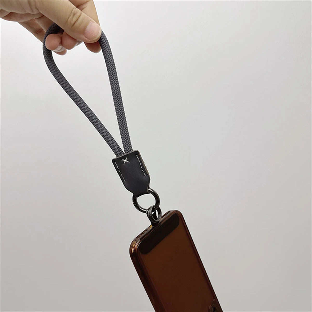 🎀 Lanyard Corto de Nylon y Cuero – Pulsera trenzada anticaídas con clip, cuerda decorativa para funda de celular