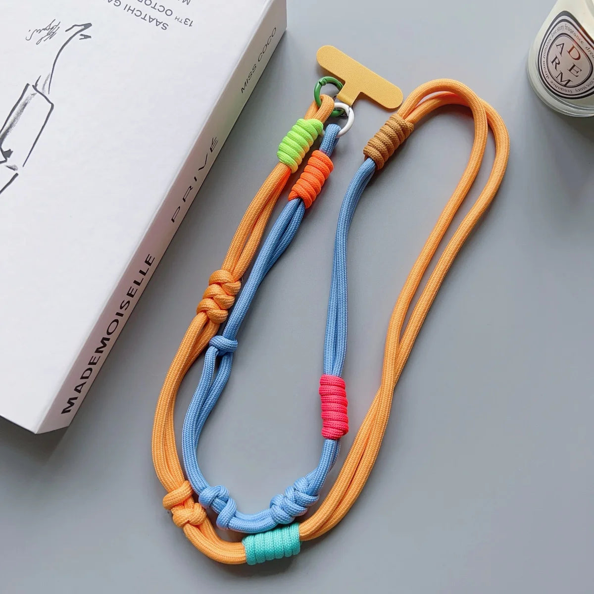 🎀 Lanyard Fashion con Contraste – Correa cruzada para celular, estilo moderno, con clip y diseño anti pérdida