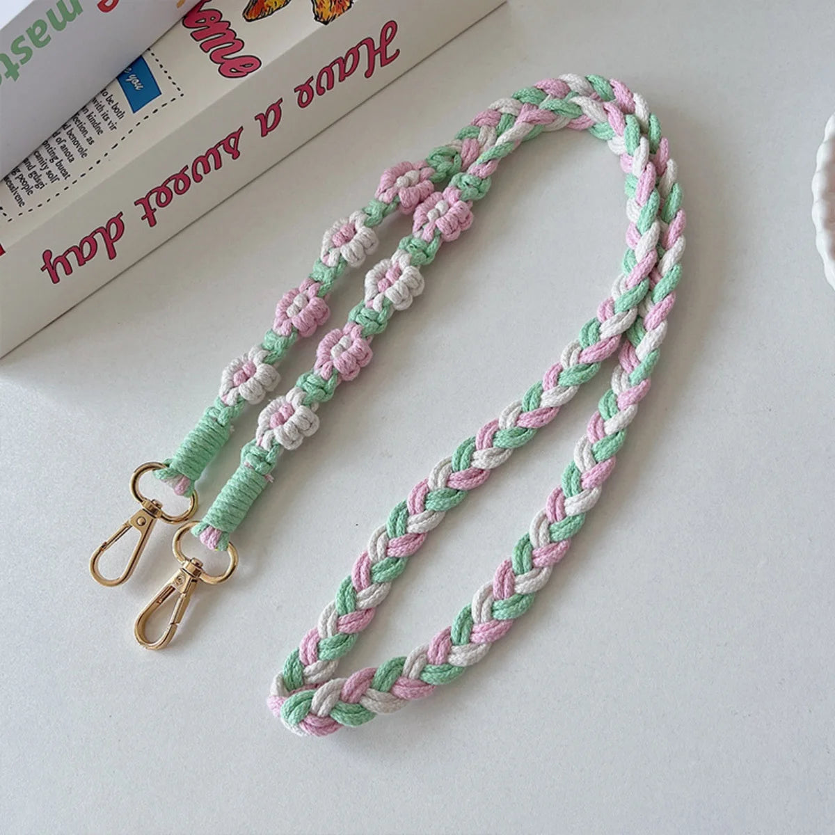 🎀 Lanyard con flor tejida – Correa cruzada cute con parche reemplazable y llavero