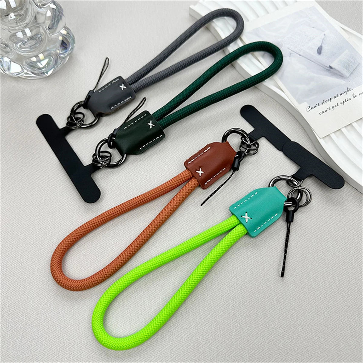 🎀 Lanyard Corto de Nylon y Cuero – Pulsera trenzada anticaídas con clip, cuerda decorativa para funda de celular