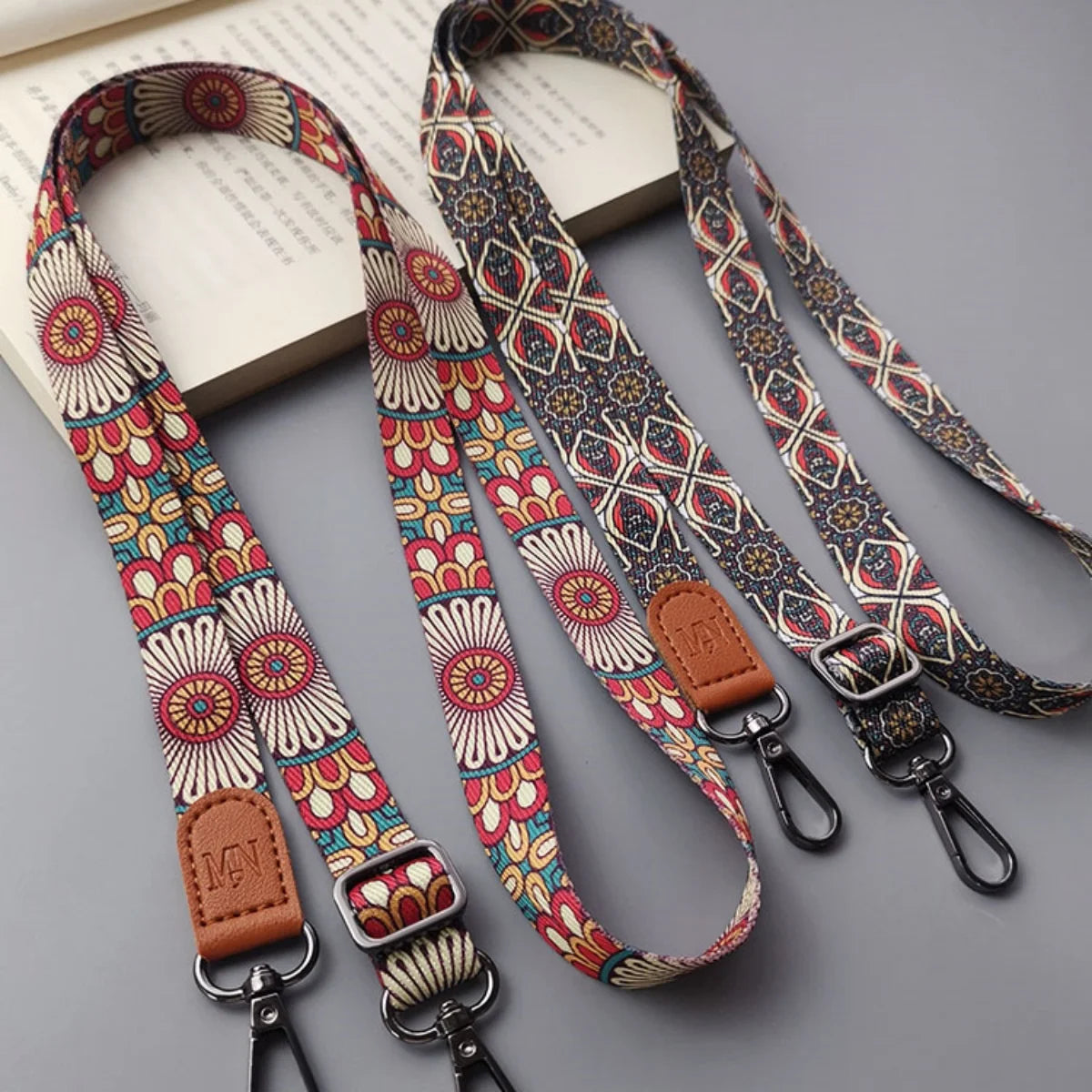 🎀 Lanyard Retro Totem – Cinta para el cuello con diseño tribal, ideal para llaves, USB, celular o gafete, regalo especial