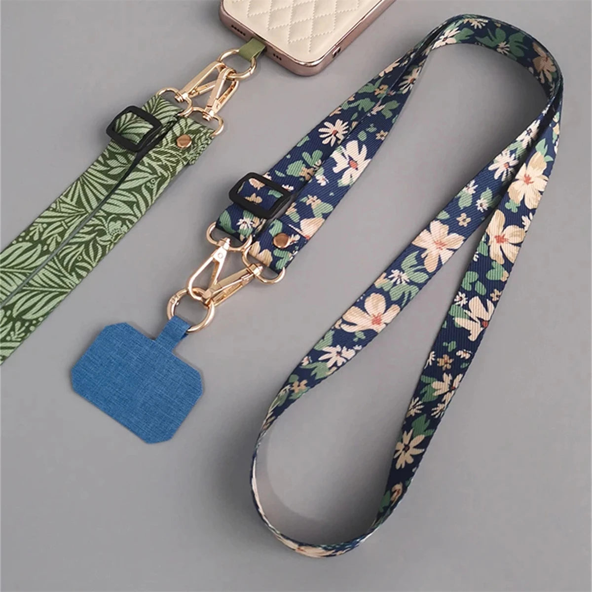 🎀 Correa con hojas verdes – Lanyard ajustable de cuello para celular con parche y cuerda colgante