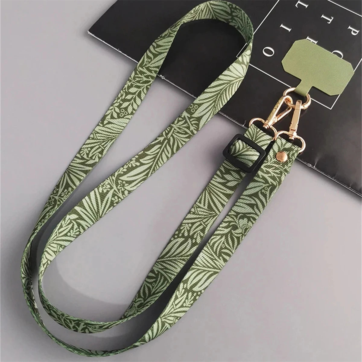 🎀 Correa con hojas verdes – Lanyard ajustable de cuello para celular con parche y cuerda colgante