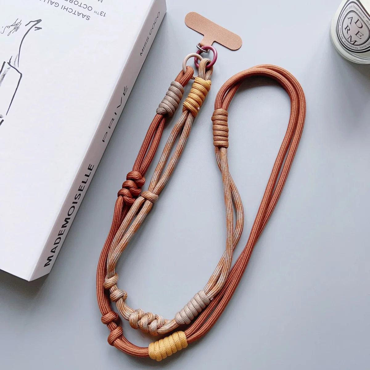 🎀 Lanyard Fashion con Contraste – Correa cruzada para celular, estilo moderno, con clip y diseño anti pérdida