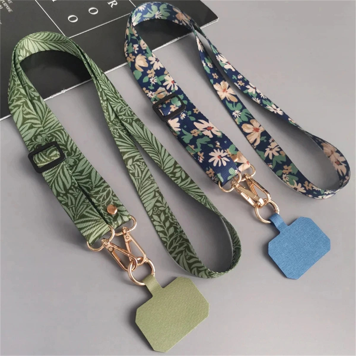 🎀 Correa con hojas verdes – Lanyard ajustable de cuello para celular con parche y cuerda colgante