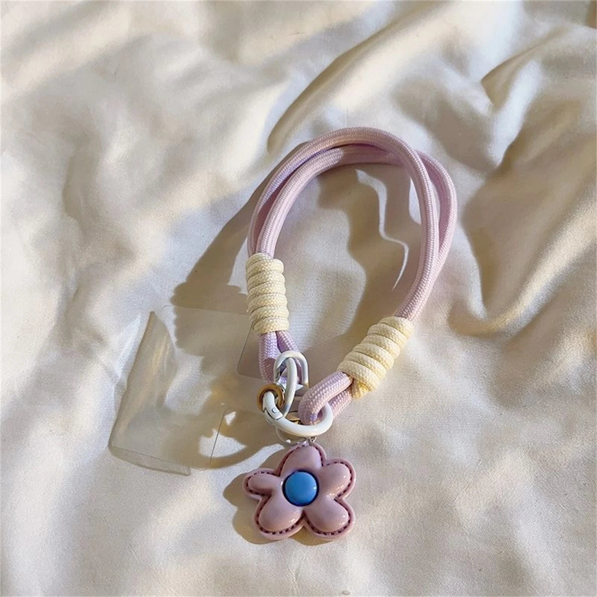 🎀 Correa con flor de cuero – Lanyard con cadena y anillo, parche desmontable para celular