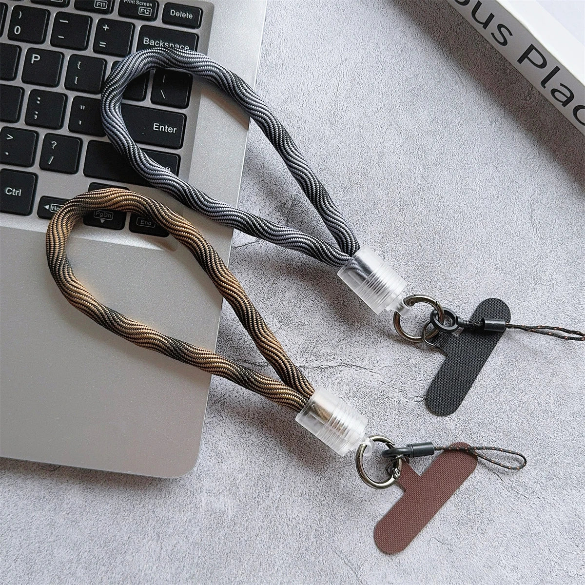 🎀 Pulsera Camuflaje con Raya – Lanyard colorido con diseño militar moderno, anti pérdida, compatible con Samsung e iPhone