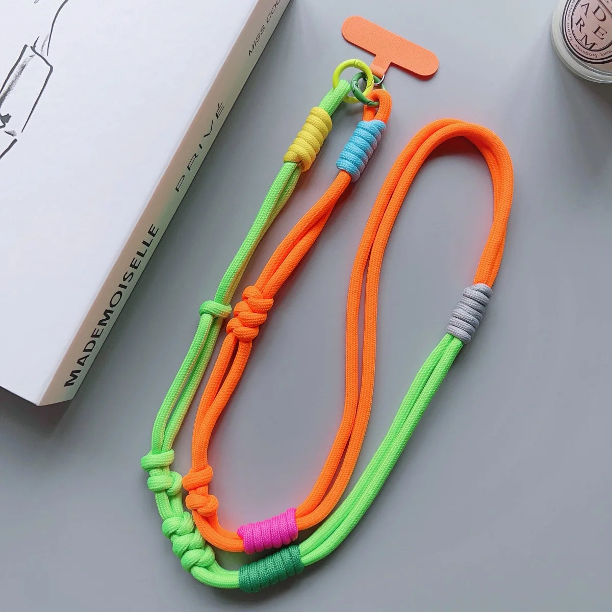 🎀 Lanyard Fashion con Contraste – Correa cruzada para celular, estilo moderno, con clip y diseño anti pérdida