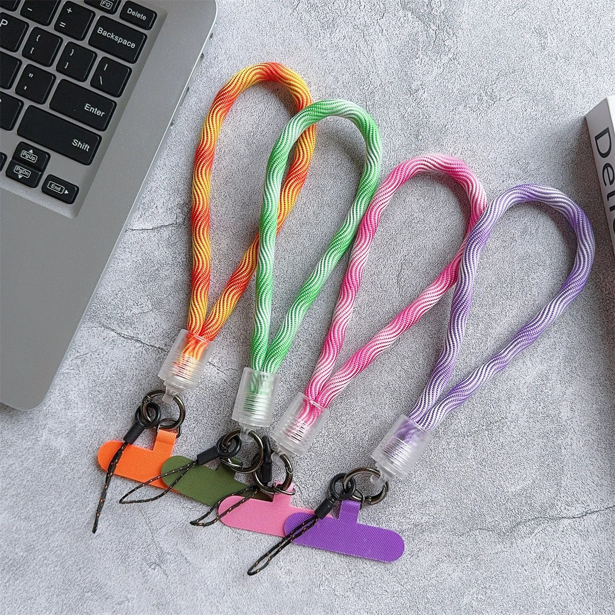 🎀 Pulsera Camuflaje con Raya – Lanyard colorido con diseño militar moderno, anti pérdida, compatible con Samsung e iPhone
