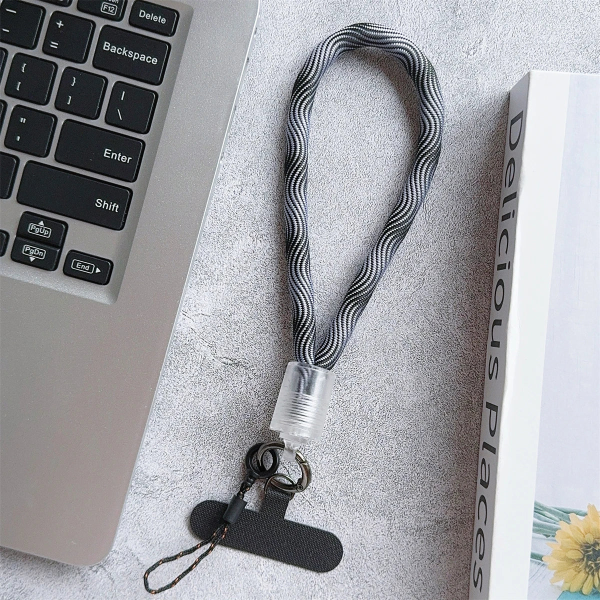 🎀 Pulsera Camuflaje con Raya – Lanyard colorido con diseño militar moderno, anti pérdida, compatible con Samsung e iPhone