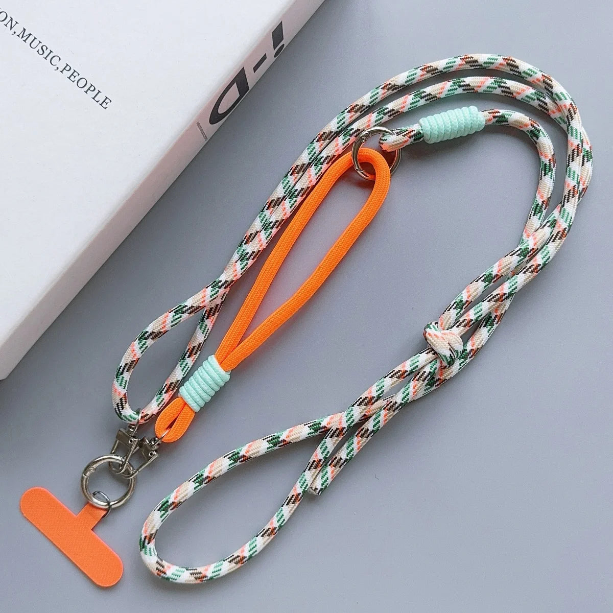 🎀 Lanyard de Telar Colorido – Correa deportiva y de moda para celular, diseño largo con colgante y estilo vibrante