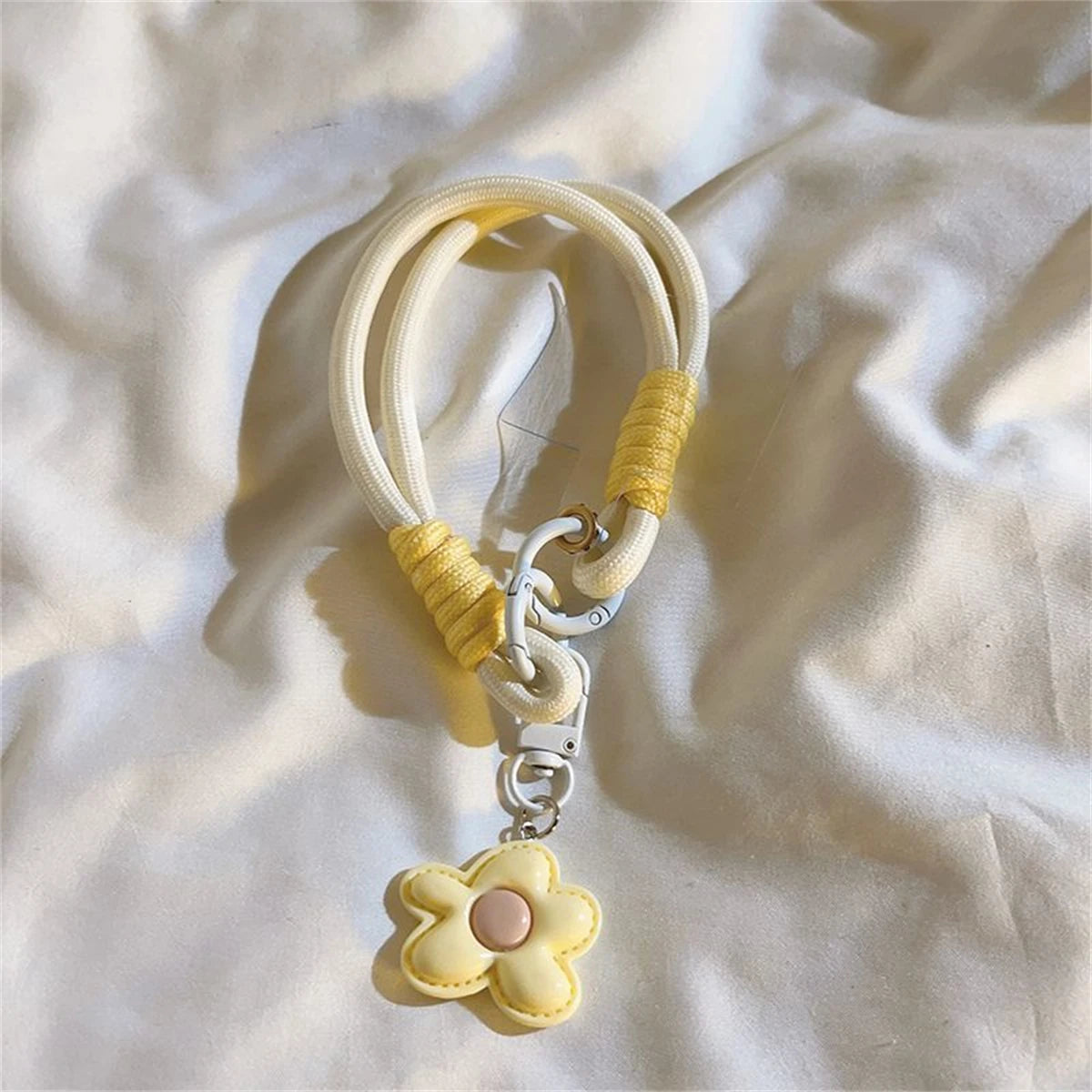 🎀 Correa con flor de cuero – Lanyard con cadena y anillo, parche desmontable para celular