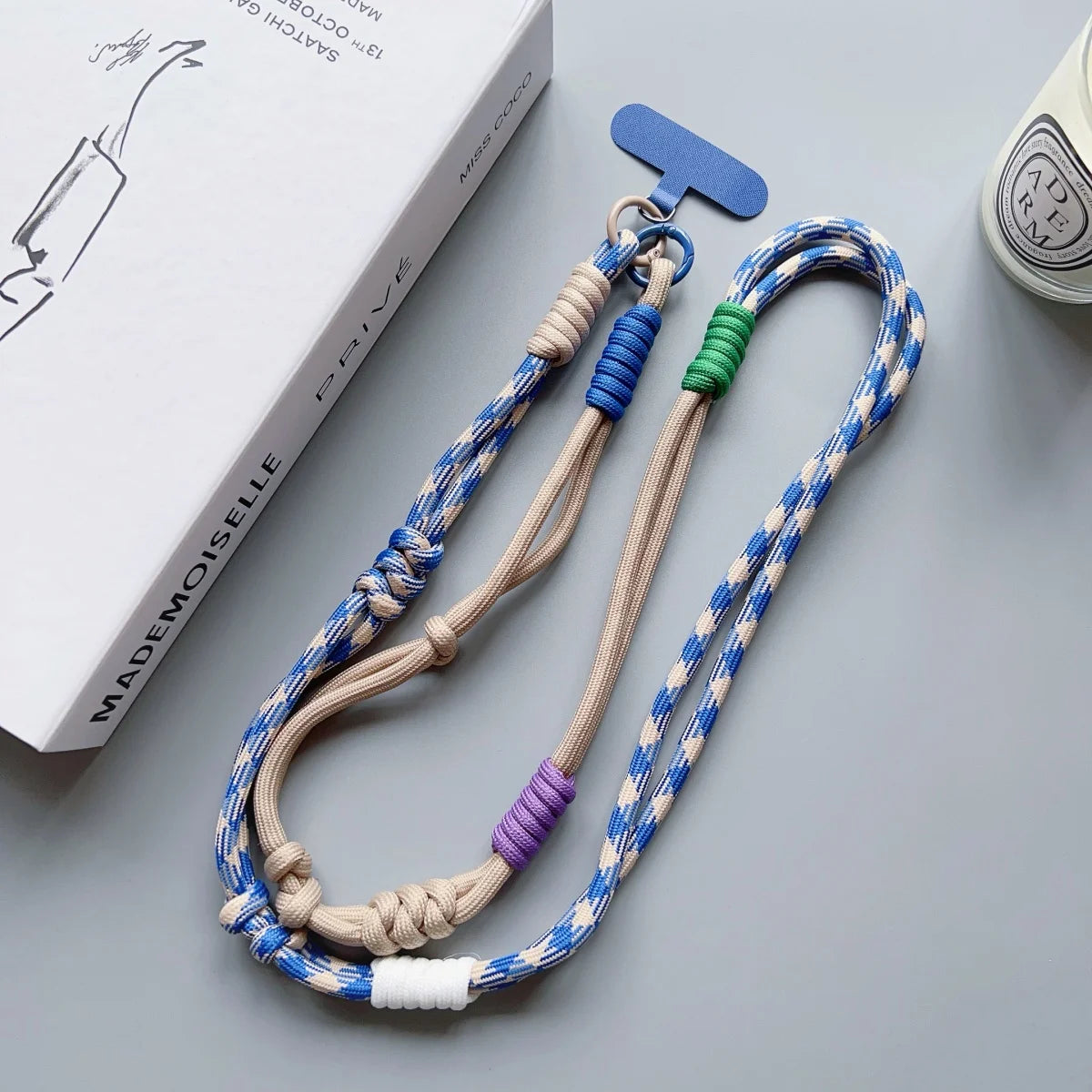 🎀 Lanyard Fashion con Contraste – Correa cruzada para celular, estilo moderno, con clip y diseño anti pérdida