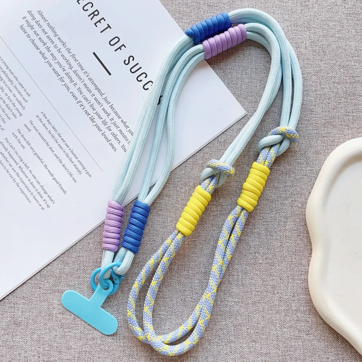🎀 Lanyard Cute Bicolor – Correa cruzada de exterior para celular con clip, anti pérdida, con estilo moderno y femenino