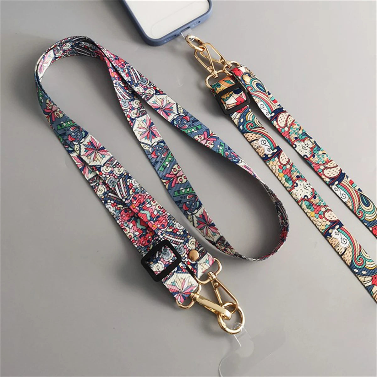 🎀 Clip para celular con patrón retro – Lanyard largo cruzado ajustable para cuello