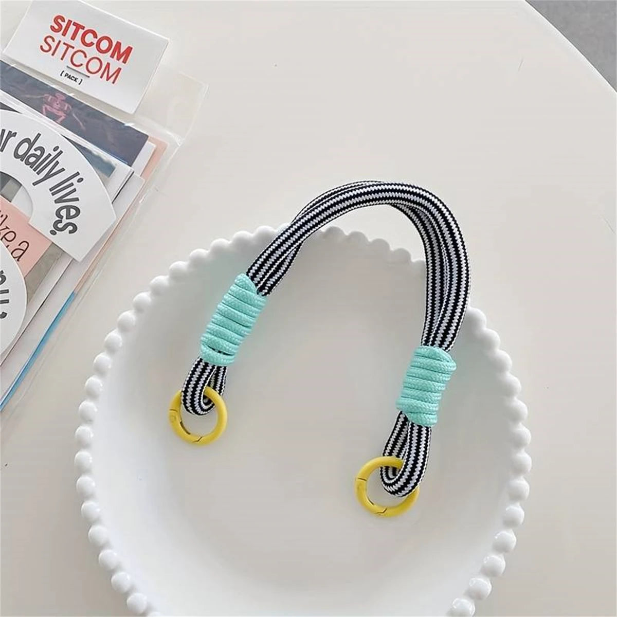 🎀 Lanyard Decorativo Universal – Cuerda trenzada anti pérdida para celular, pulsera fuerte y corta con diseño chic