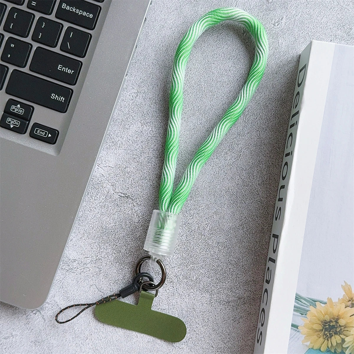 🎀 Pulsera Camuflaje con Raya – Lanyard colorido con diseño militar moderno, anti pérdida, compatible con Samsung e iPhone
