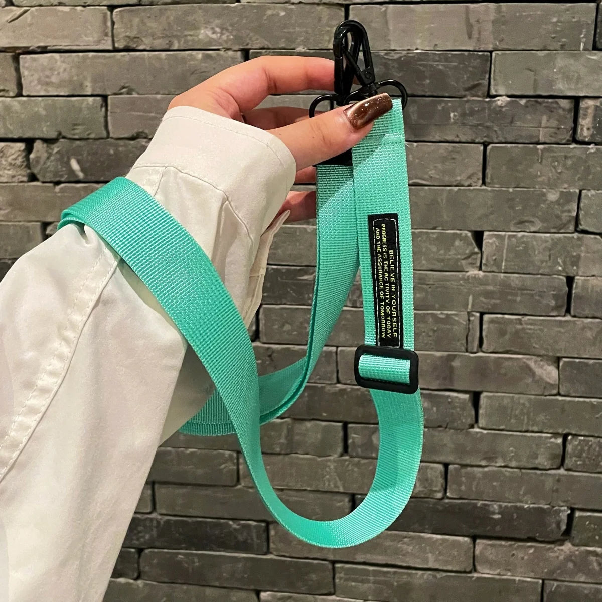 🎀 Lanyard largo cruzado elegante – Correa ajustable para cuello con diseño anticaída