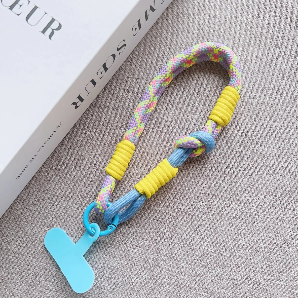 🎀 Pulsera Ajustable de Color Contrastante – Correa corta y simple para celular, diseño elegante y práctico anti pérdida