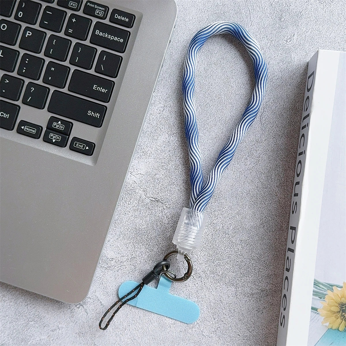🎀 Pulsera Camuflaje con Raya – Lanyard colorido con diseño militar moderno, anti pérdida, compatible con Samsung e iPhone