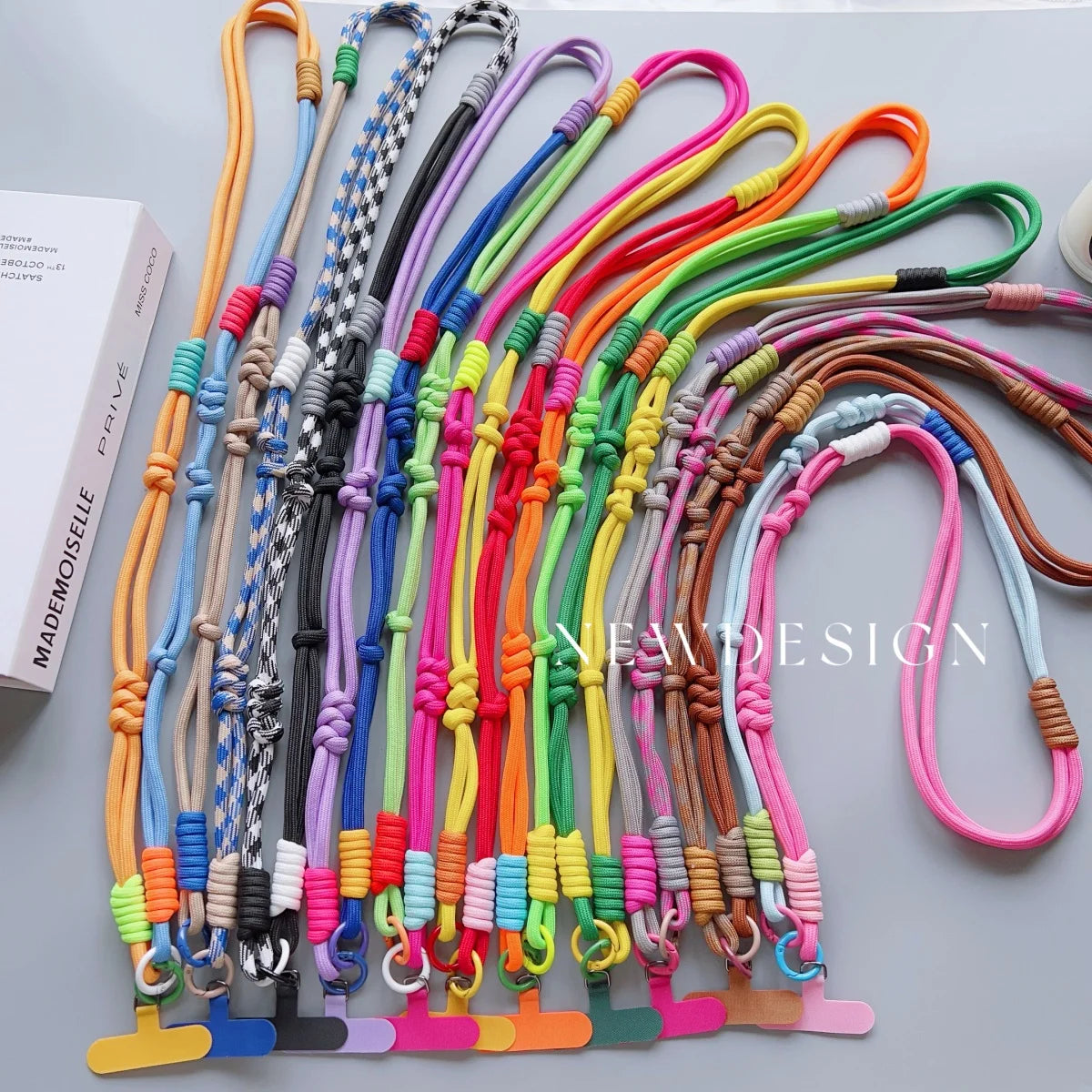 🎀 Lanyard Fashion con Contraste – Correa cruzada para celular, estilo moderno, con clip y diseño anti pérdida