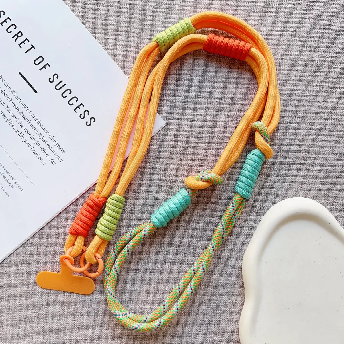 🎀 Lanyard Cute Bicolor – Correa cruzada de exterior para celular con clip, anti pérdida, con estilo moderno y femenino
