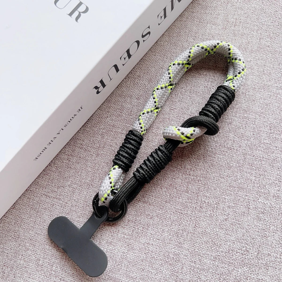 🎀 Pulsera Ajustable de Color Contrastante – Correa corta y simple para celular, diseño elegante y práctico anti pérdida
