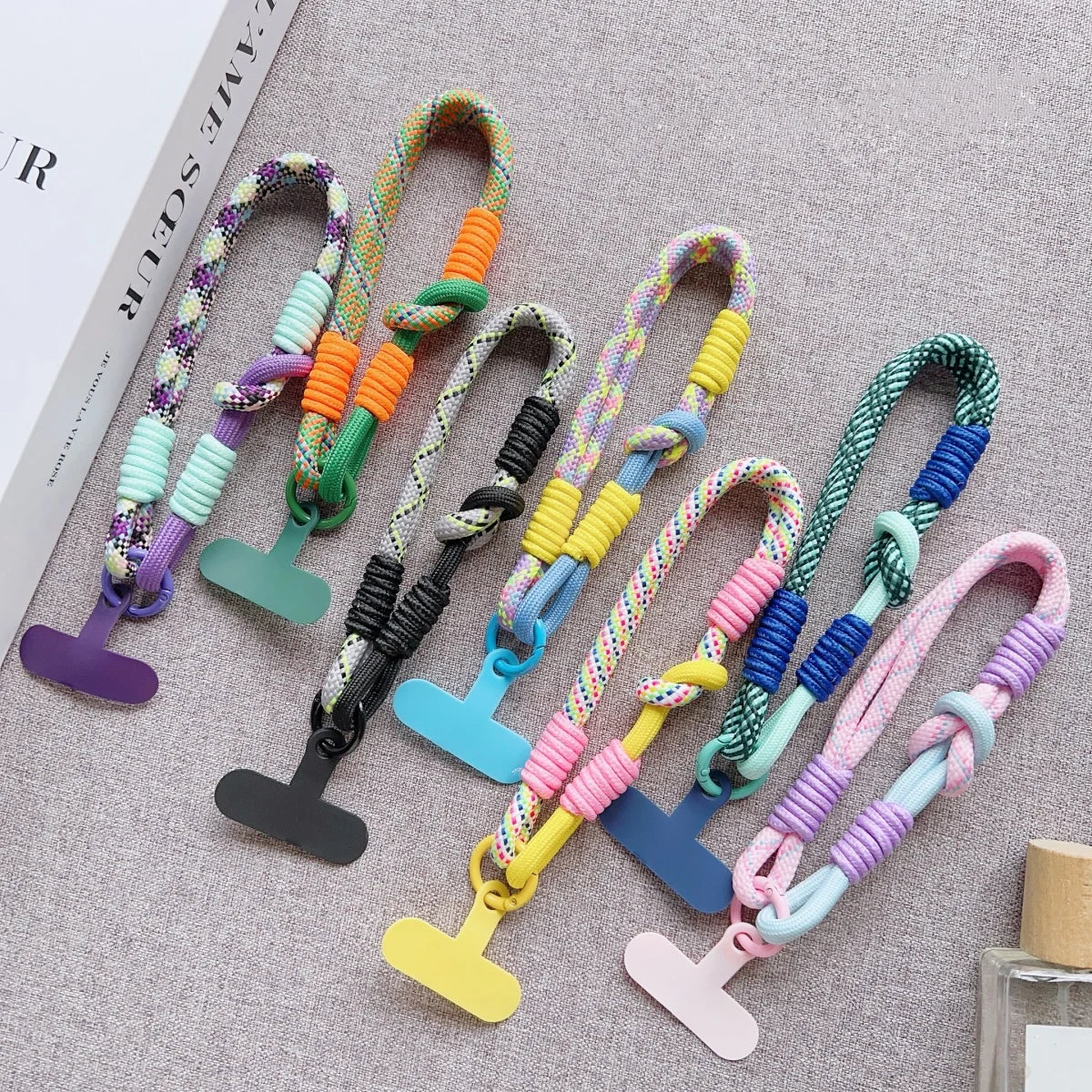 🎀 Pulsera Ajustable de Color Contrastante – Correa corta y simple para celular, diseño elegante y práctico anti pérdida