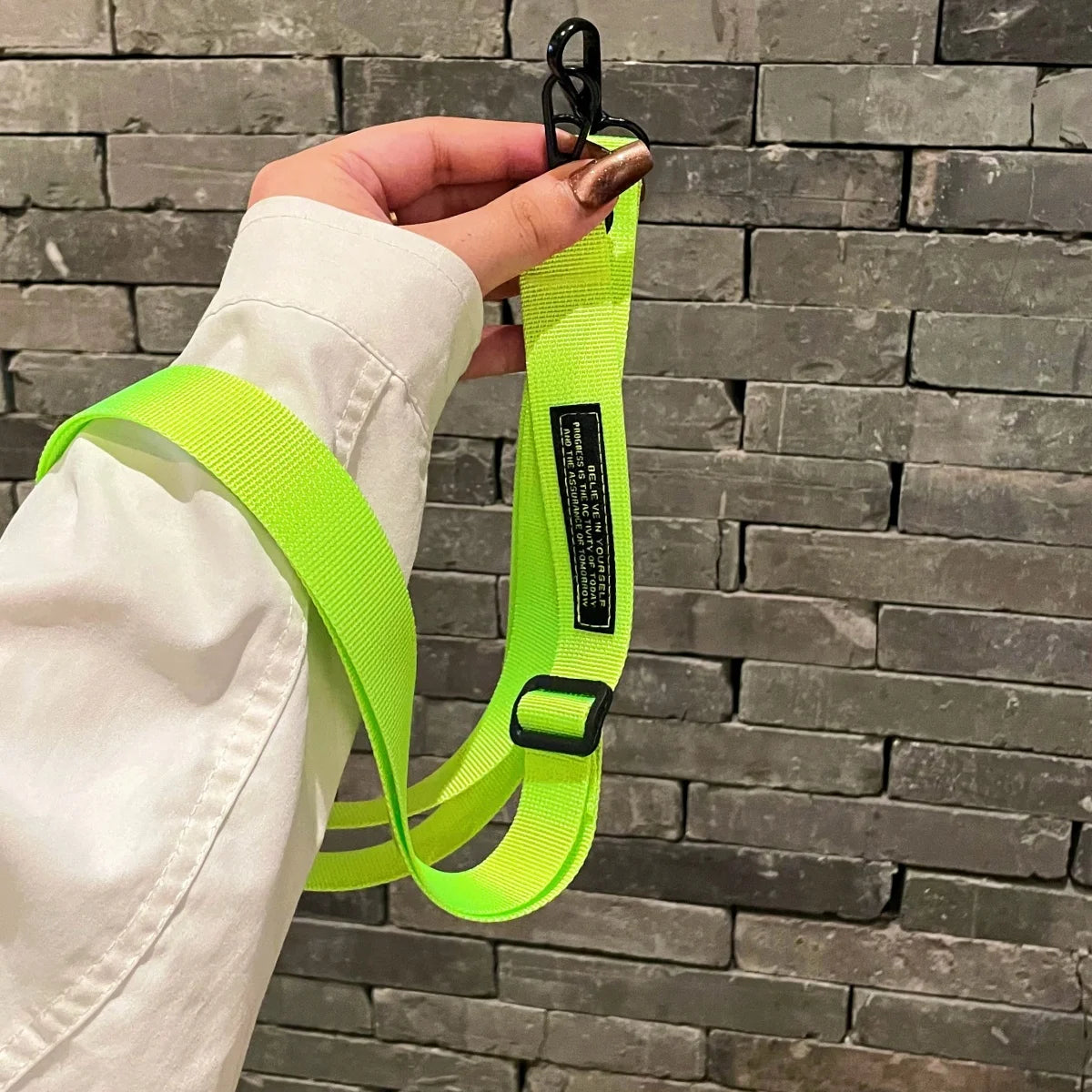 🎀 Lanyard largo cruzado elegante – Correa ajustable para cuello con diseño anticaída