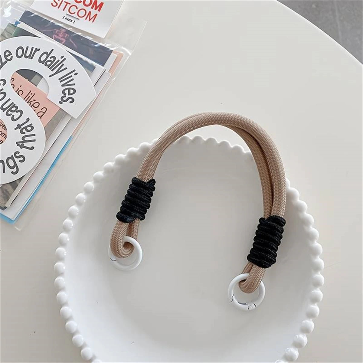 🎀 Lanyard Decorativo Universal – Cuerda trenzada anti pérdida para celular, pulsera fuerte y corta con diseño chic