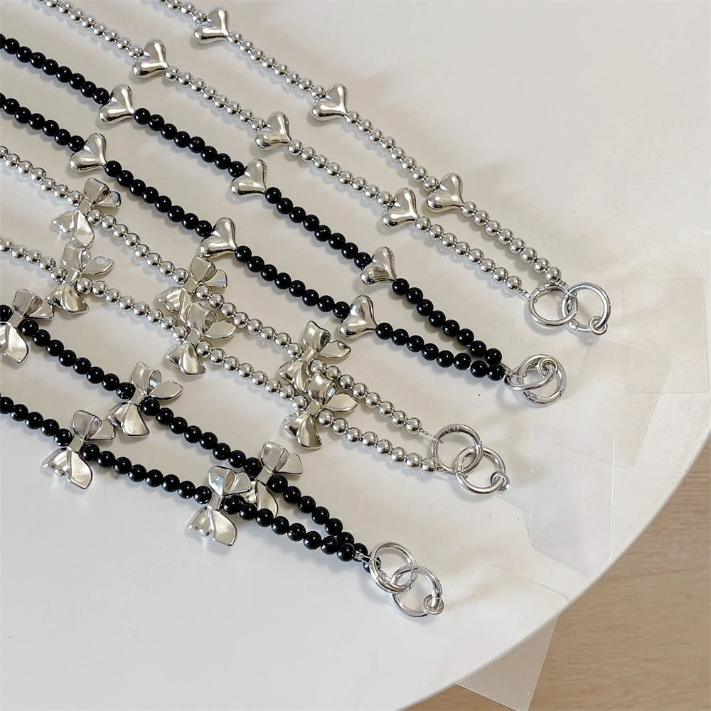 🎀 Pulsera con Lazo Plateado y Perlas – Lanyard de lujo con diseño de cadena y dije, anti pérdida, ideal para celulares