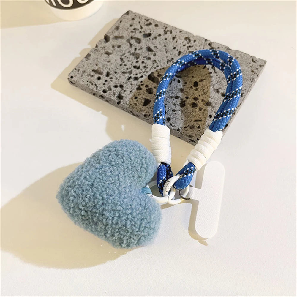 🎀 Lanyard de Peluche con Corazón – Colgante estilo mesh con tiras trenzadas, llavero y correa para celular o bolso