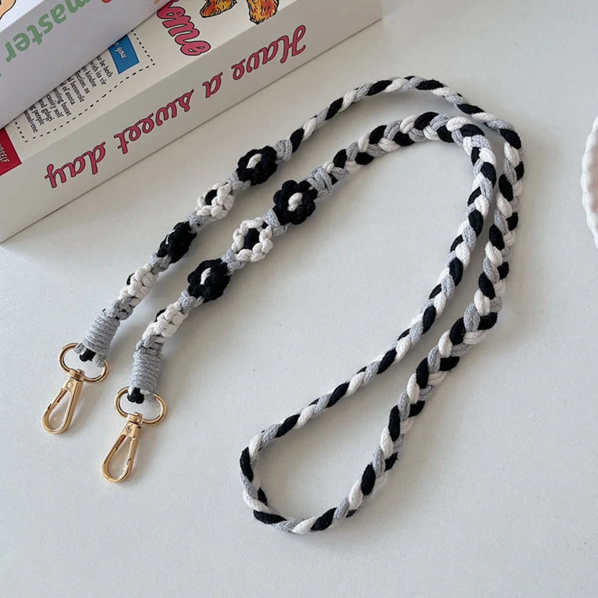 🎀 Lanyard con flor tejida – Correa cruzada cute con parche reemplazable y llavero