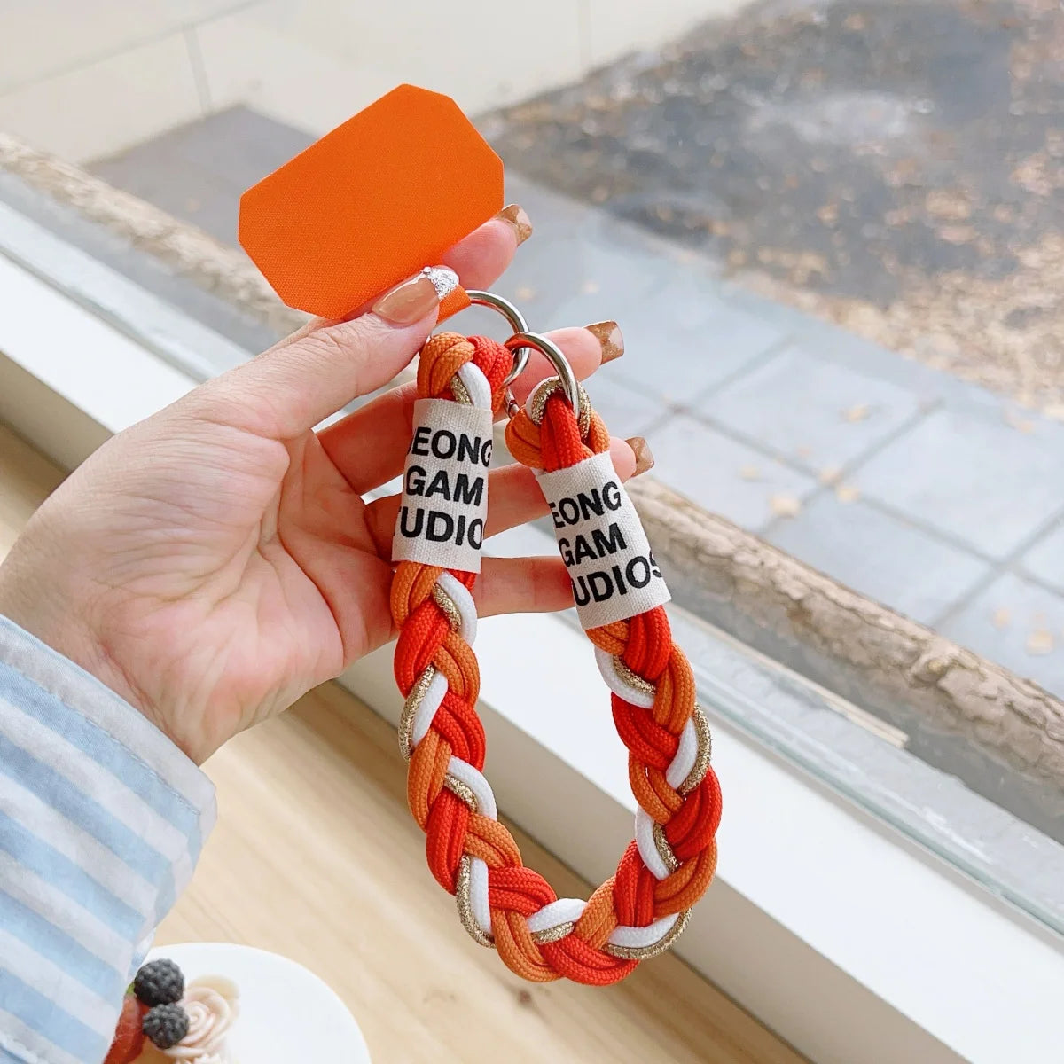 🎀 Correa Tejida con Hilo Dorado – Lanyard colorido y cute, para celular o pantalones, con diseño brillante y anti pérdida