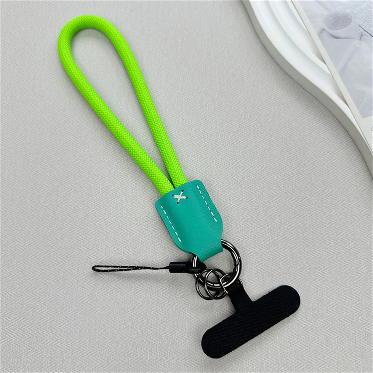 🎀 Lanyard Corto de Nylon y Cuero – Pulsera trenzada anticaídas con clip, cuerda decorativa para funda de celular