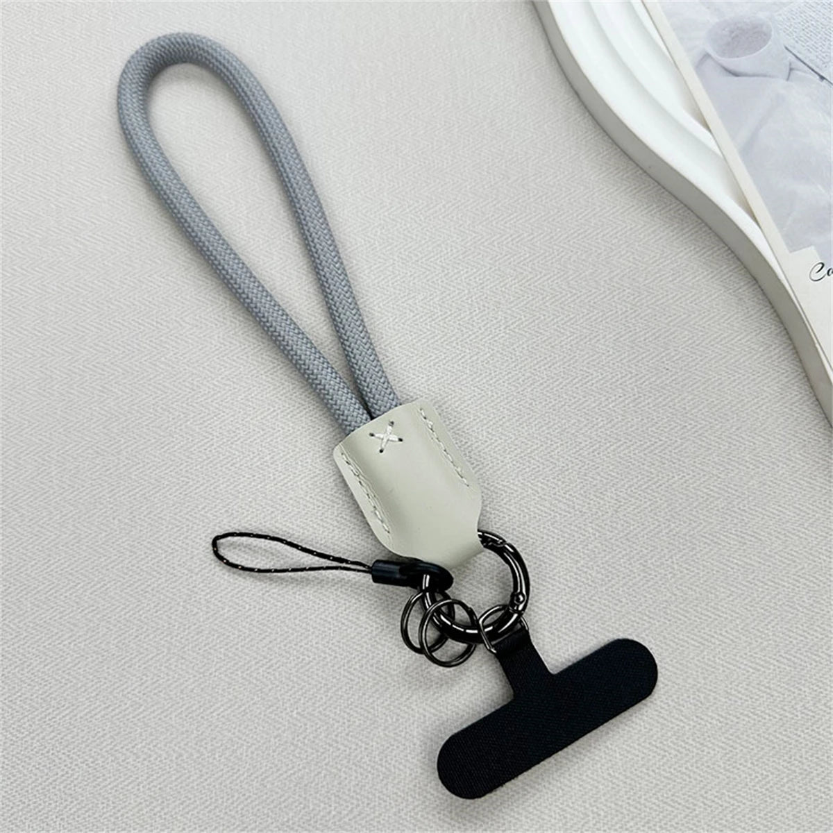 🎀 Lanyard Corto de Nylon y Cuero – Pulsera trenzada anticaídas con clip, cuerda decorativa para funda de celular