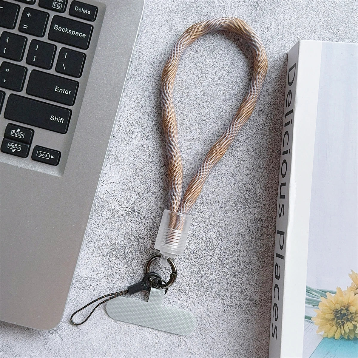 🎀 Pulsera Camuflaje con Raya – Lanyard colorido con diseño militar moderno, anti pérdida, compatible con Samsung e iPhone