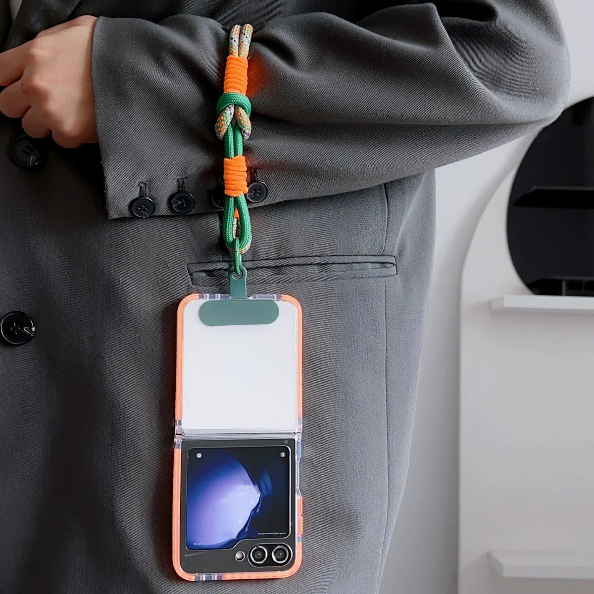 🎀 Pulsera Ajustable de Color Contrastante – Correa corta y simple para celular, diseño elegante y práctico anti pérdida